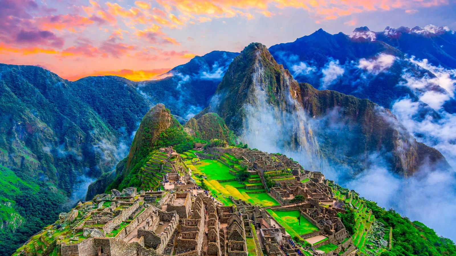 Machu Picchu es una majestuosa ciudadela inca, suspendida entre montañas y nubes. Su arquitectura milenaria y su paisaje imponente la convierten en uno de los lugares más fascinantes y enigmáticos del mundo.