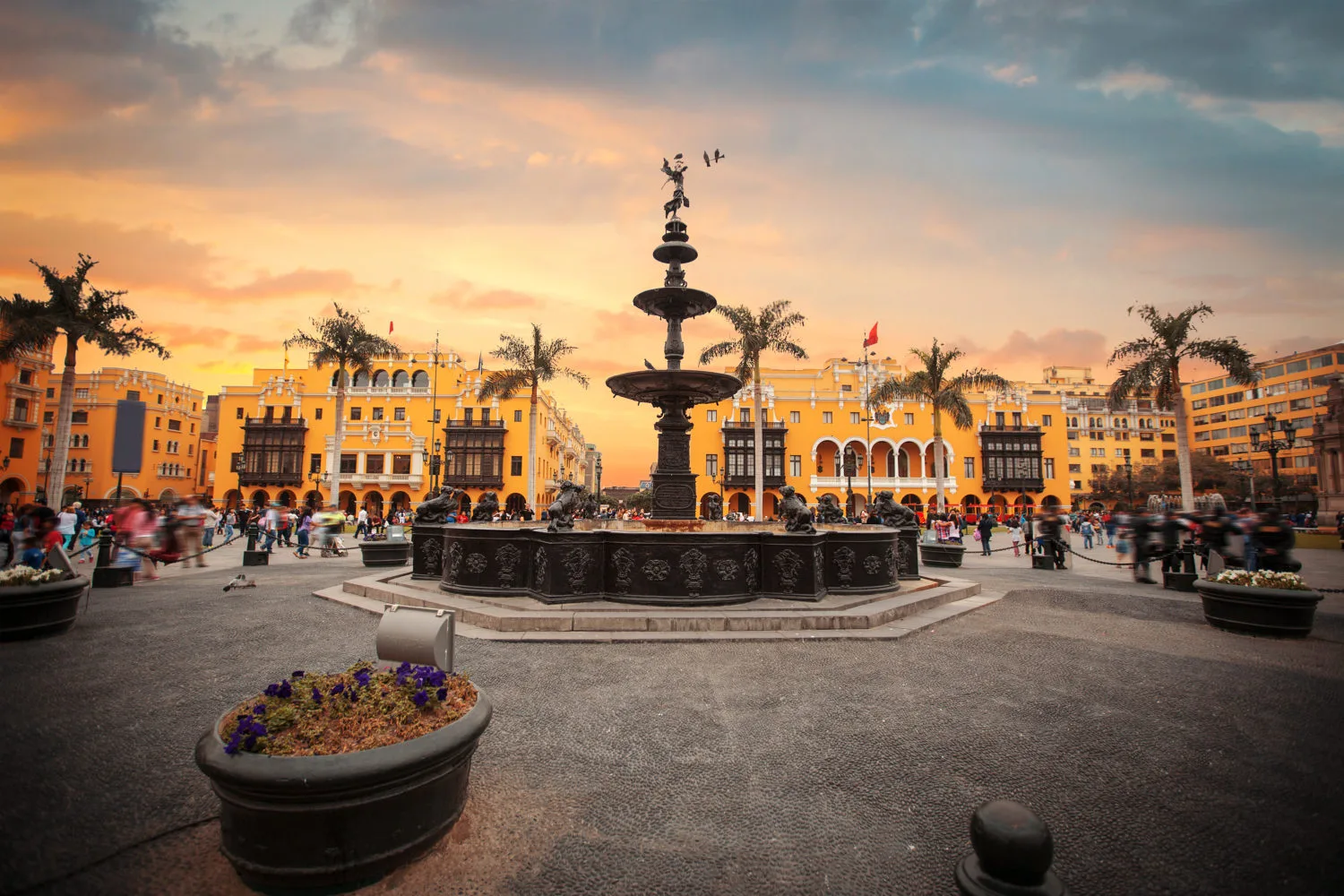 Lima , la **Ciudad de los Reyes**, combina historia, cultura y modernidad frente al océano Pacífico. Un destino vibrante, lleno de sabores y encanto.